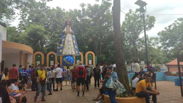Peregrinos forman fila para tomarse fotografías con la Virgen - Nacionales - ABC Color