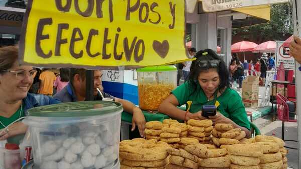 Caacupé: Vendedores de chipa habilitan pago con pos en inmediaciones de la Basílica