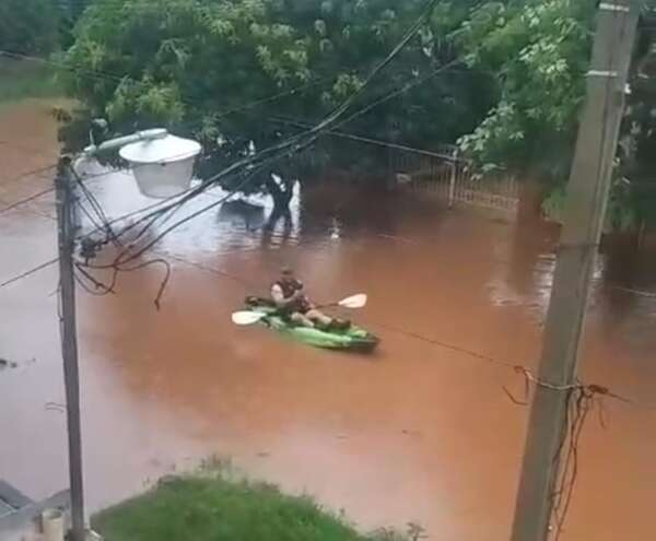 Video: sacó su kayak para pasearse por calles inundadas en Ciudad del Este - ABC en el Este - ABC Color