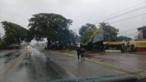 Fe inquebrantable: peregrinos desafían el temporal rumbo a la Virgen de Caacupé - Nacionales - ABC Color