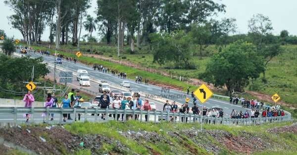 La Nación / A pesar de la lluvia, peregrinantes llegan al Santuario de Caacupé