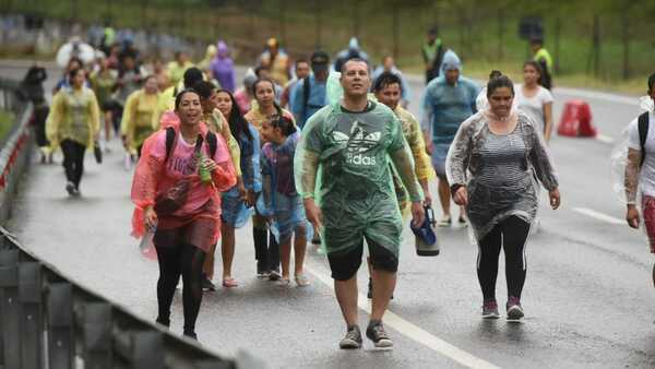 Caacupé: La lluvia no detiene a los peregrinos