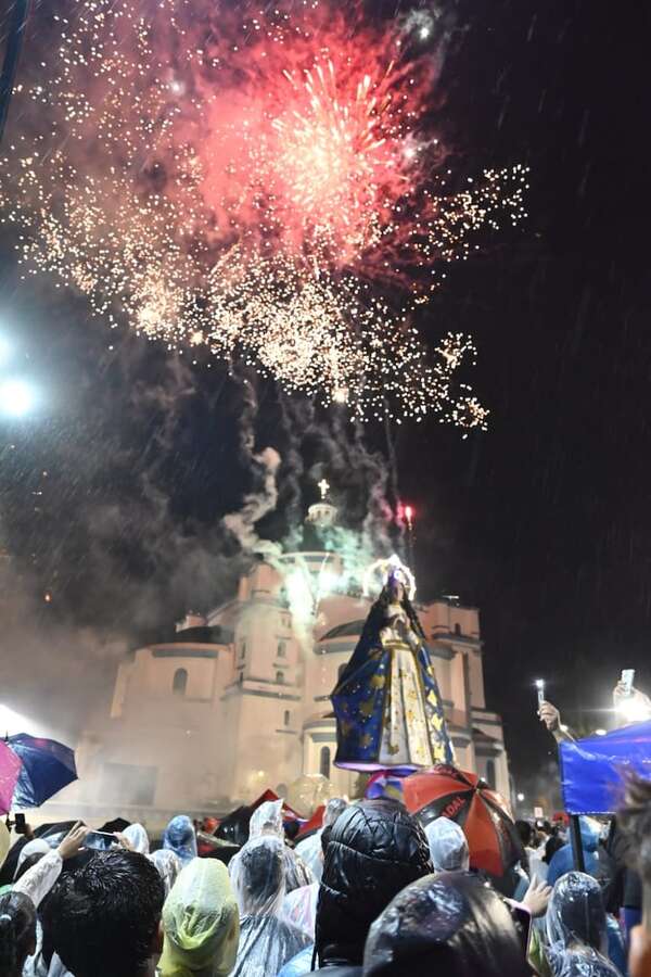 Con serenata y danza bajo la lluvia se recibe el Día de la Virgen de Caacupé - Nacionales - ABC Color