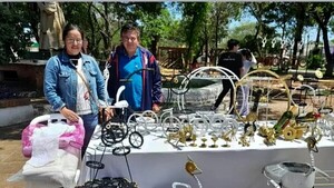 Sin trabajo y con deudas, vieron la luz entre desechos de un taller mecánico