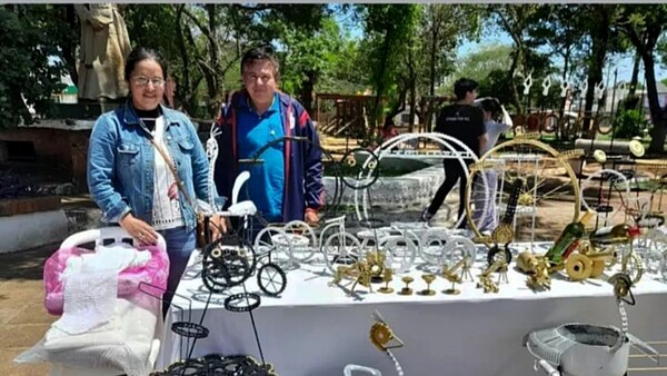 Sin trabajo y con deudas, vieron la luz entre desechos de un taller mecánico