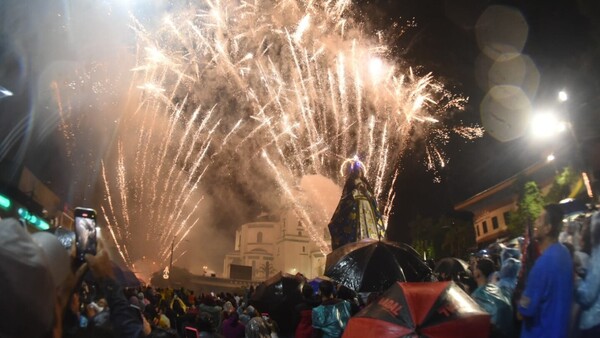 Fieles recibieron medianoche del Día de la Virgen de Caacupé con fuegos artificiales y serenata