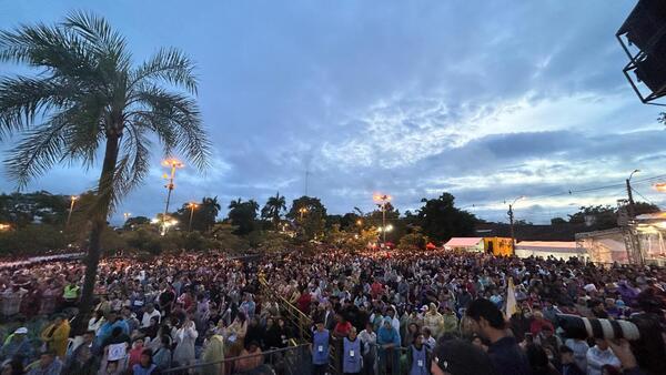 Misa Central de Caacupé con masiva presencia de fieles pese a lluvias