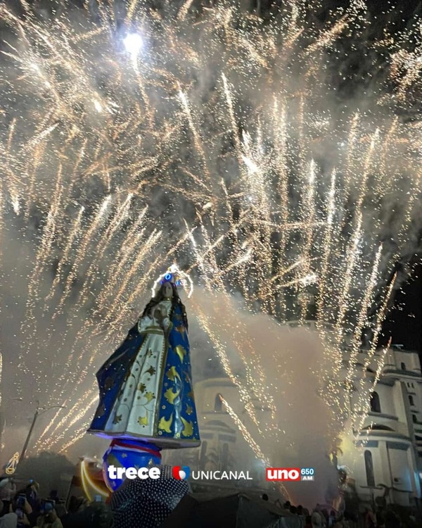 A pesar de la lluvia, la casa de nuestra madre se iluminó en la noche de ayer - Unicanal