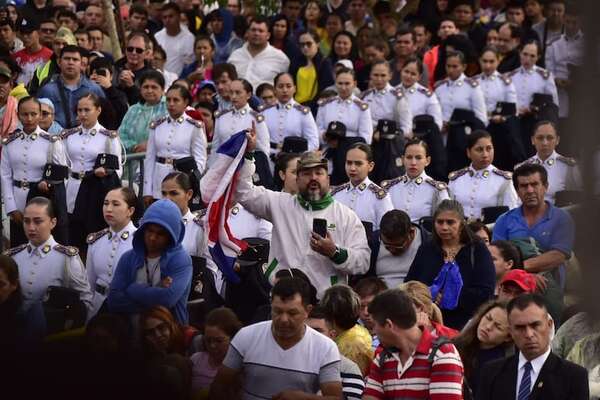 En medio de la misa de Caacupé, a los gritos, cuestionan autoaumentos - Nacionales - ABC Color