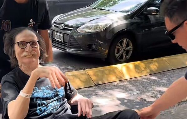 (VIDEO) Parece un muñeco: la deteriorada imagen del músico argentino Charly García