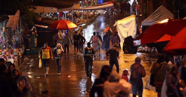 La Nación / Pese a poca gente y mal tiempo, la fiesta pagana no estuvo ausente en Caacupé