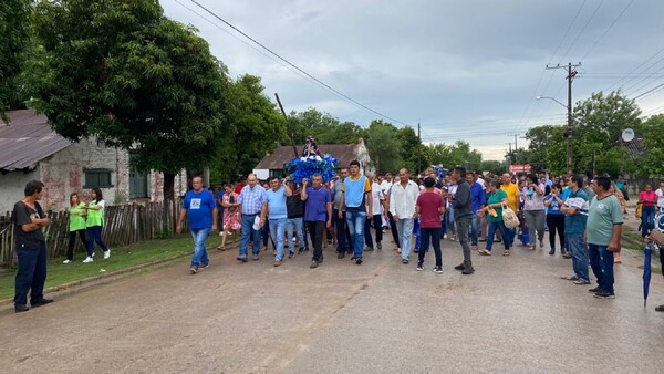 A pesar de la lluvia, devotos celebran a la Virgen de Caacupé en Puerto Casado