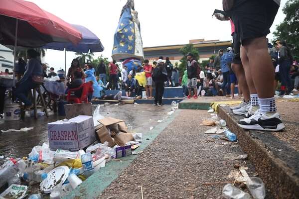 Peregrinos dejaron la ciudad de Caacupé repleta de basuras - Nacionales - ABC Color