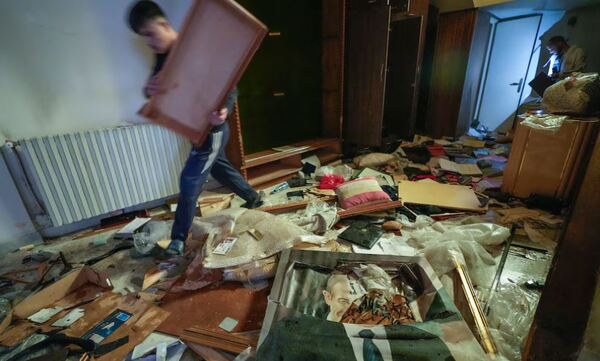 Sirios saquearon palacio presidencial y residencia privada de Bashar al Assad tras caída del régimen