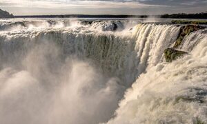 Clausuran una parte de las Cataratas por la crecida del río