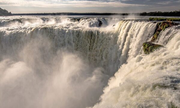 Clausuran una parte de las Cataratas por la crecida del río