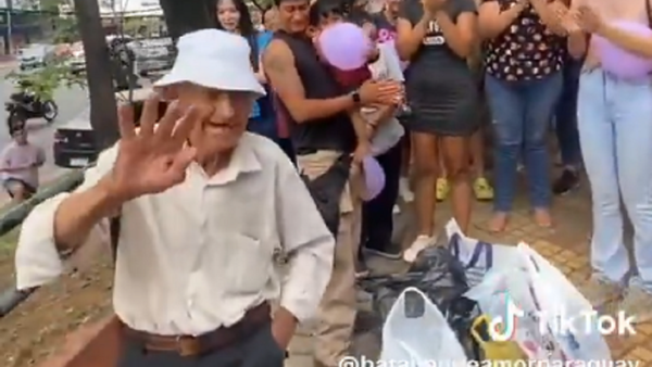 Video: Grupo solidario sorprende a abuelito comprándole todos sus productos