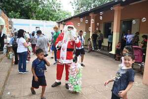 Papá Noel dijo “presente” en Caacupé y vendía lanzadores de burbujas - Nacionales - ABC Color