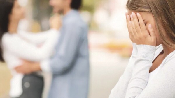 “Mi novio me dejó por mi amiga de infancia y los veo juntos a diario”