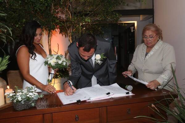 Un feliz Julio González Ferreira le juró amor eterno a una María Laura tan hermosa como radiante