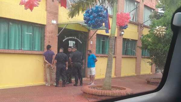 Detienen a joven intentando forzar puerta de Municipalidad de San Patricio