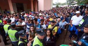 La Nación / Cientos de promeseros visitaron el Tupasy Ykuá, agua milagrosa de los peregrinantes