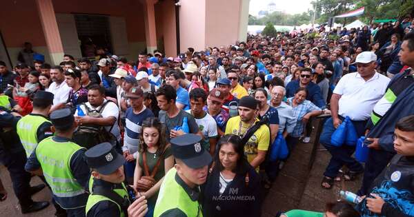 La Nación / Cientos de promeseros visitaron el Tupasy Ykuá, agua milagrosa de los peregrinantes