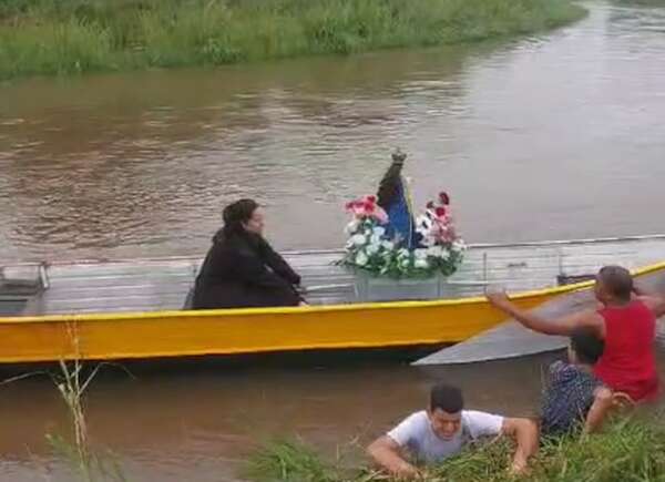 Video: en Lima, San Pedro, veneran a la Virgen de Caacupé en botes y nadando - Nacionales - ABC Color