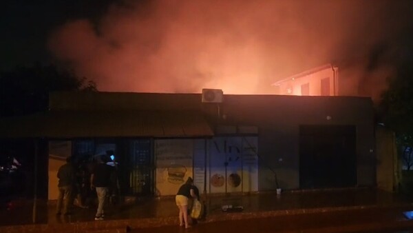 Incendio consume vivienda en el barrio San Francisco de Hernandarias
