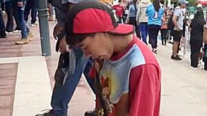 De rodillas junto a la Virgen que libró a su hermano de adicción