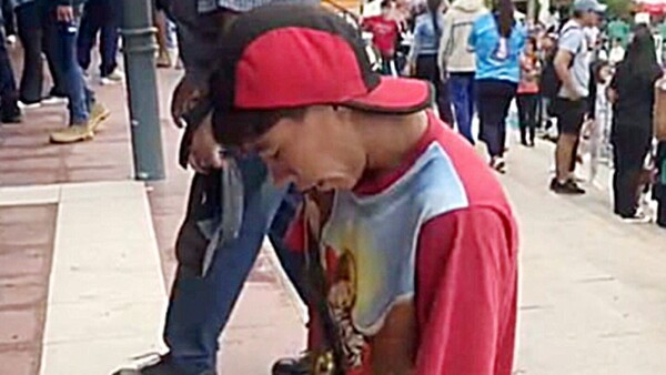 De rodillas junto a la Virgen que libró a su hermano de adicción