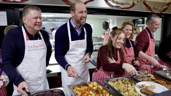 El príncipe de Gales sirvió comidas a los sintecho 30 años después de hacerlo con lady Di
