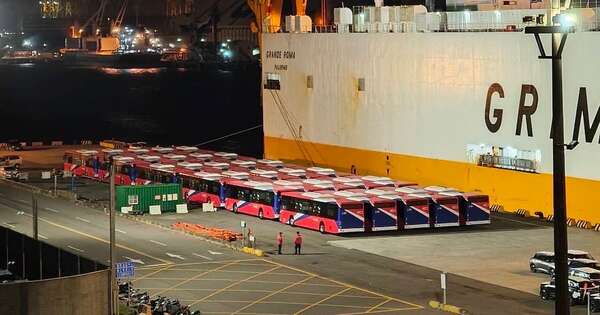 La Nación / Rumbo a Paraguay: partieron de Taiwán 30 buses eléctricos