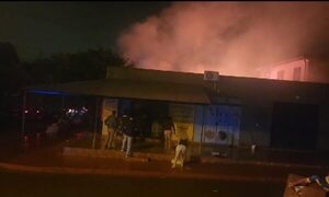 Incendio arrasa con viviendas