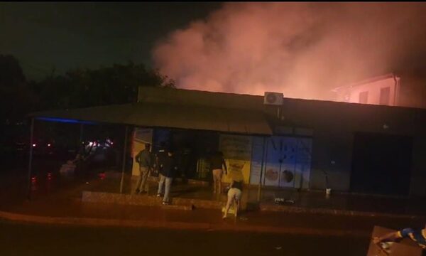 Incendio arrasa con viviendas