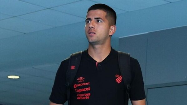 Mateo Gamarra desciende con el Athletico Paranaense