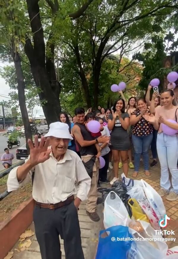 Emotivo: ¡“Batallón de amor Paraguay” sorprende a vendedor de 87 años! - trece