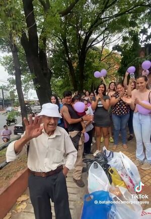 ¡"Batallón de Amor Paraguay" sorprende a adulto mayor! - Unicanal
