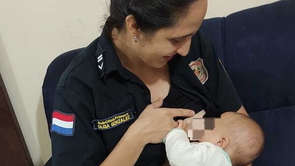 Policía amamantó a beba de cuatro meses mientras buscaban a su madre
