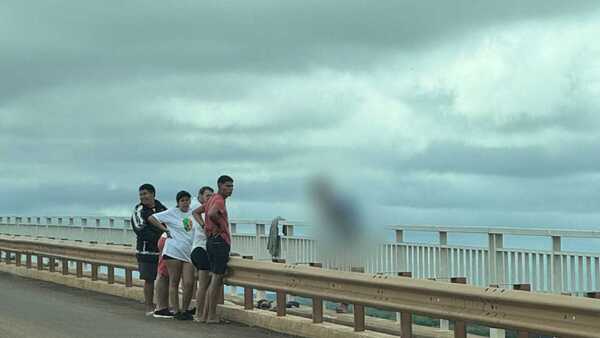 Concejal salva a hombre de tirarse al río, en Concepción