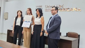 Egresada de psicopedagogía de la UNAE recibe mención de honor en Concurso Nacional de Jóvenes Investigadores