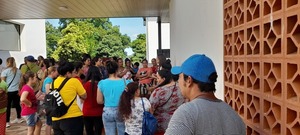 Entrega de tarjetas de débito a beneficiarios de programas de ayuda gubernamental en Itapúa