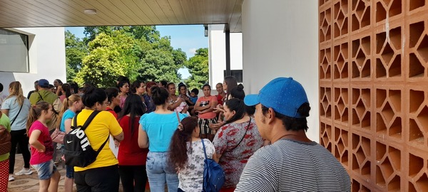 Entrega de tarjetas de débito a beneficiarios de programas de ayuda gubernamental en Itapúa