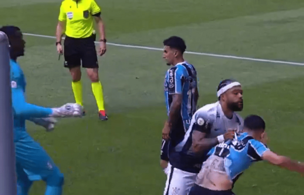 Mathías Villasanti casi se fue a los puños con Memphis Depay