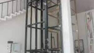 Elevador se soltó, trabajadora cayó y quedó grave