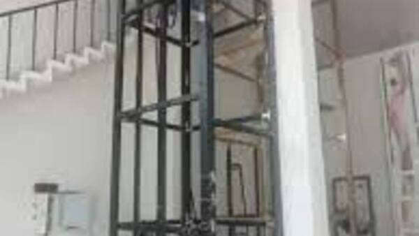 Elevador se soltó, trabajadora cayó y quedó grave