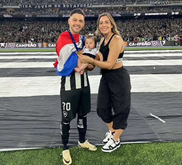 Óscar Romero celebró el Brasileirão con su esposa e hija. ¡Mirá las postales familiares! - Gente - ABC Color
