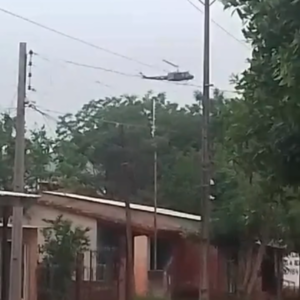 CAPIATEÑOS SE LLEVARON SUSTO AL VER UN HELICÓPTERO SOBREVOLANDO A UNA ALTURA BAJA