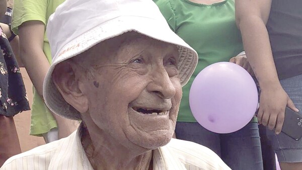 Batallón de Amor sorprendió a abuelito: ¡Compraron todos sus mantelitos en cuestión de minutos!