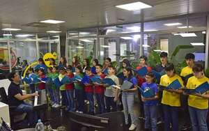Coro Arapy ofrece tradicional serenata navideña - Música - ABC Color